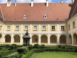 083 Dompfarre Innenhof